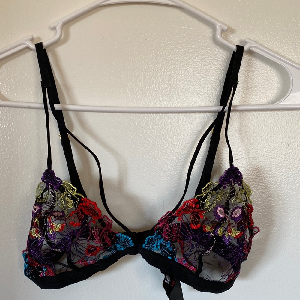 Nwot “Out From Under” Triangular Lacy Bralette Si… - image 2